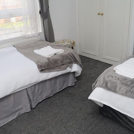Superb 3 Bedroom Flat In Stafford Exterior photo